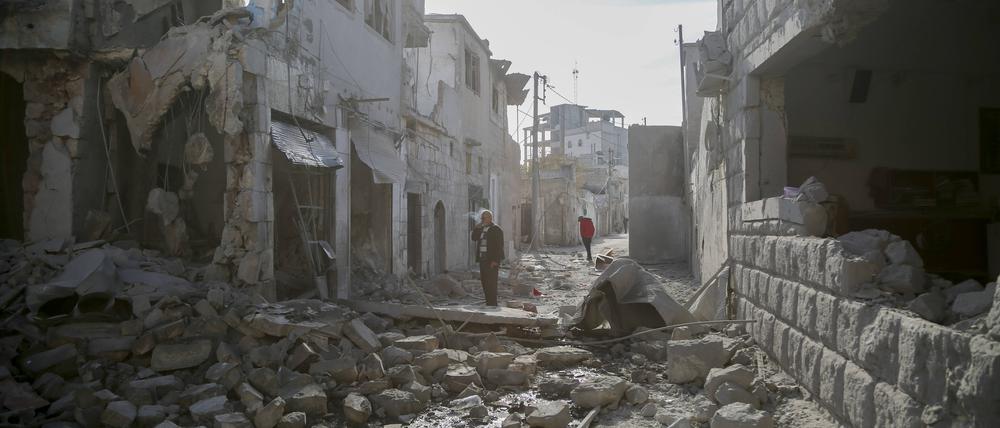 Nördlich von Hama sind die Straßen nach masisven Luftangriffen komplett zerstört. 