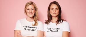 Daniela Meyer (links) und Astrid Zehbe sind Gründerinnen der Agentur Fresh and Furious, Finanzexpertinnen und Autorinnen des Ratgebers „Geld interessiert mich einfach nicht“.
