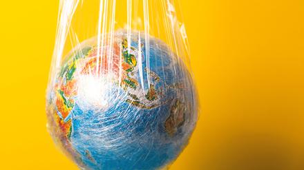 Ein Globus in einem Plastikbeutel. Was hilft gegen den weltweiten Plastik-Kollaps? 