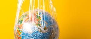 Ein Globus in einem Plastikbeutel. Was hilft gegen den weltweiten Plastik-Kollaps? 
