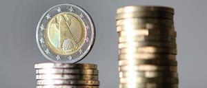 Euro-Münzen mit dem Symbol des Deutschen Bundesadlers sind übereinander gestapelt. 