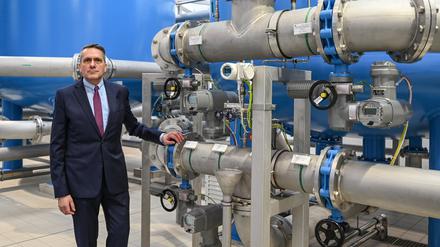 André Bähler, Chef des Wasserbandes Strausberg-Erkner, hier im Wasserwerk Spitzmühle, das auch Wasser für das TEsla-Werk liefert. 