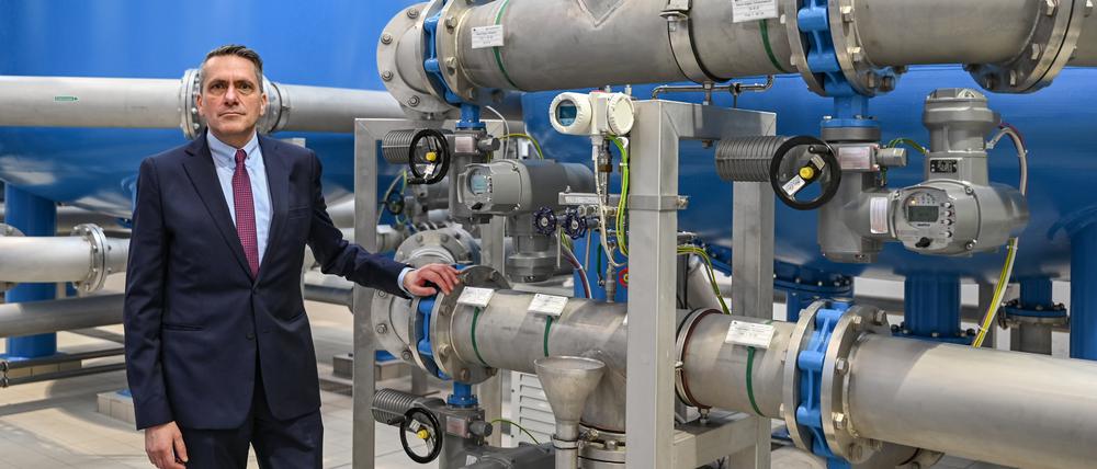 André Bähler, Chef des Wasserbandes Strausberg-Erkner, hier im Wasserwerk Spitzmühle, das auch Wasser für das TEsla-Werk liefert. 