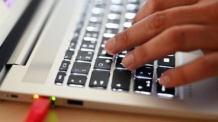 Ein Mitarbeiter des Cybercrime-Zentrums Baden-Württemberg, sitzt an einem Arbeitsplatz (gestellte Szene). 