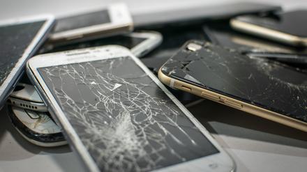 Der Streit um die Reparatur eines kaputten Smartphones (Symbolbild) führte vor Gericht.