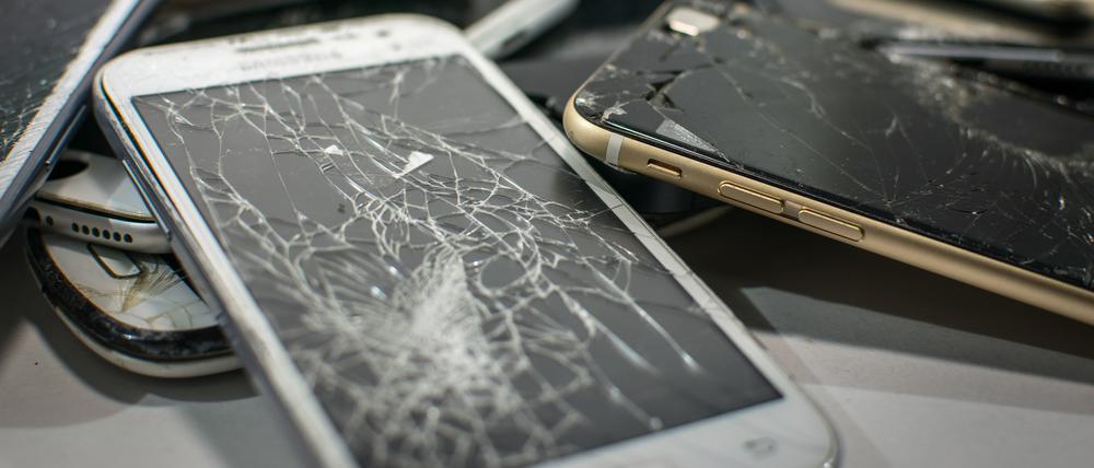 Der Streit um die Reparatur eines kaputten Smartphones (Symbolbild) führte vor Gericht.