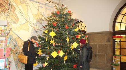Der Wunschbaum steht bereits zum zehnten Mal im Rathaus, hier einer aus einem früheren Jahr.