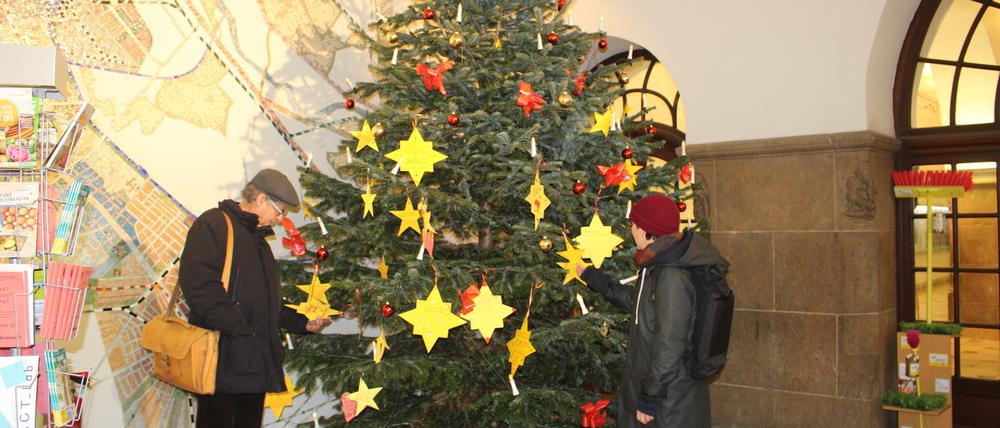 Der Wunschbaum steht bereits zum zehnten Mal im Rathaus, hier einer aus einem früheren Jahr.