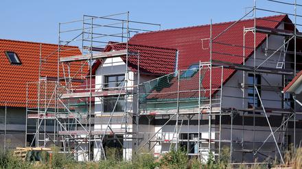 Sparen fürs Wohneigentum lohnt sich aus Sicht vieler Verbraucher immer weniger. (Archivbild)