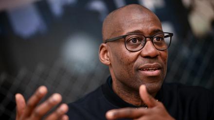 „Dass ich als Politiker, der für diese Prozesse verantwortlich gemacht wird, im Feuer stehe, ist legitim – es gehört zu meinem Job“, sagt Berlins Kultursenator Joe Chialo.