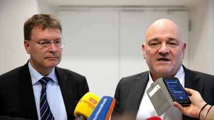 BSW-Fraktionschef Robert Crumbach (links) nach rund vierstündiger Fraktionssitzung im Landtag mit dem umstrittenen Abgeordneten Sven Hornauf. 