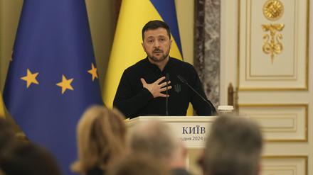 01.12.2024, Ukraine, Kiew: Der ukrainische Präsident Wolodymyr Selenskyj spricht auf einer gemeinsamen Pressekonferenz mit dem Präsidenten des Europäischen Rates Costa in Kiew.