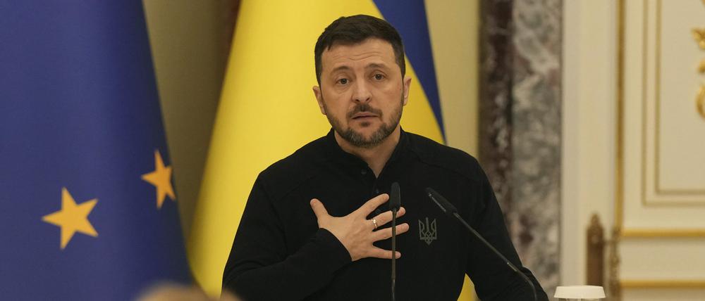 01.12.2024, Ukraine, Kiew: Der ukrainische Präsident Wolodymyr Selenskyj spricht auf einer gemeinsamen Pressekonferenz mit dem Präsidenten des Europäischen Rates Costa in Kiew.