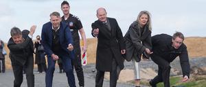 Scholz (Mitte), Habeck (l.) und Ministerpräsident Günther (r.) bosseln bei Baubeginn: Wird es eine Fertigstellung der Northvolt-Fabrik geben?