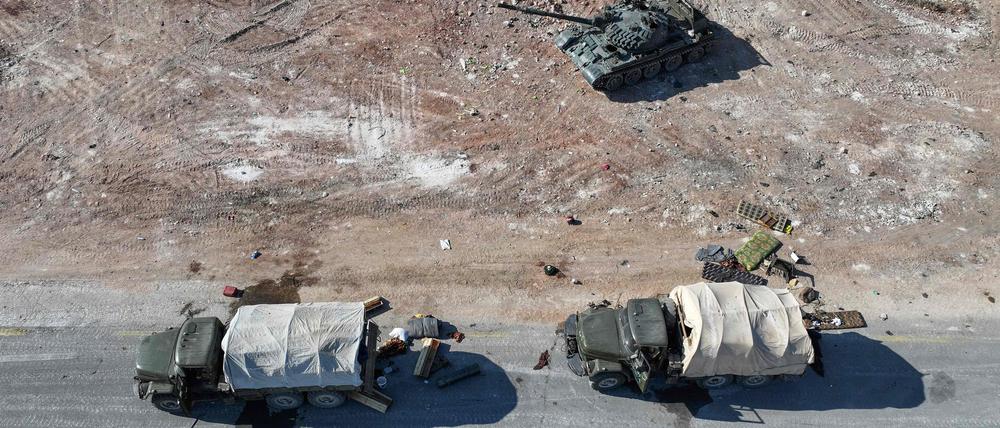 Rebellen rücken entlang von Panzerwracks vor.