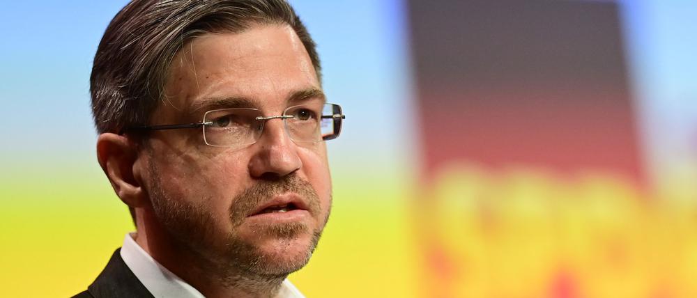 Potsdams Oberbürgermeister Mike Schubert (SPD) steht wegen der Annahme kostenloser VIP-Tickets für Sportveranstaltungen in der Kritik. (Archivbild)