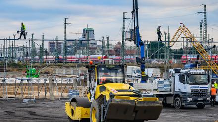 Noch arbeiten hier etliche Baumaschinen - 2026 soll die zweite Halle des ICE-Werks in Cottbus dann eröffnen.