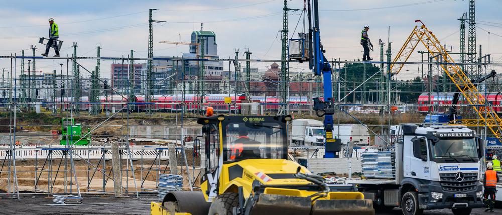 Noch arbeiten hier etliche Baumaschinen - 2026 soll die zweite Halle des ICE-Werks in Cottbus dann eröffnen.