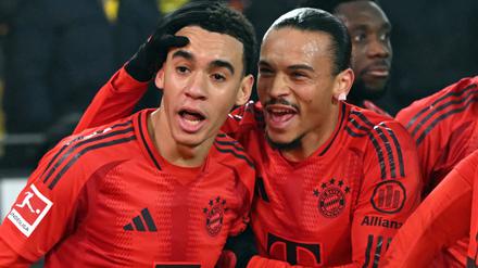 Bayerns Leroy Sané (r) kommt um eine Strafe nach dem Topspiel in Dortmund herum.