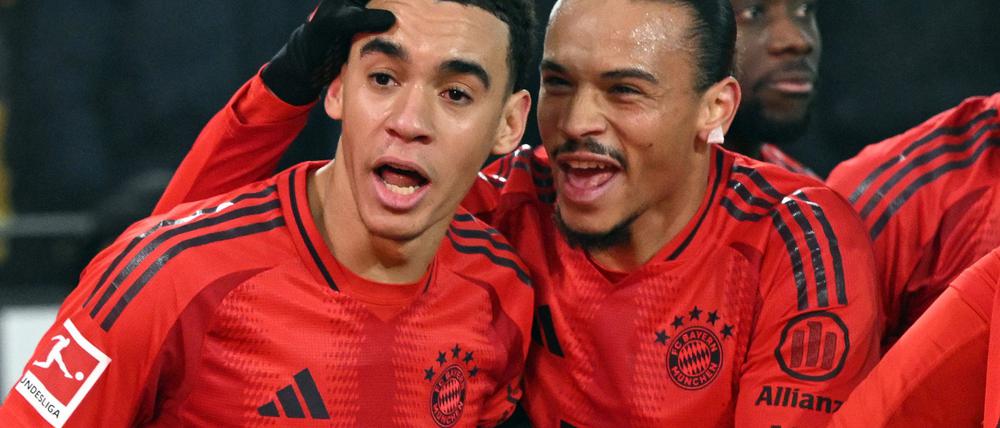 Bayerns Leroy Sané (r) kommt um eine Strafe nach dem Topspiel in Dortmund herum.