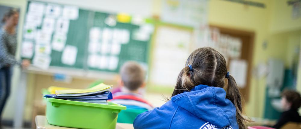 Schülerinnen und Schüler einer Grundschule.