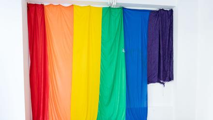 Regenbogenvorhang aus dem QueerMuzeum Warschau. 