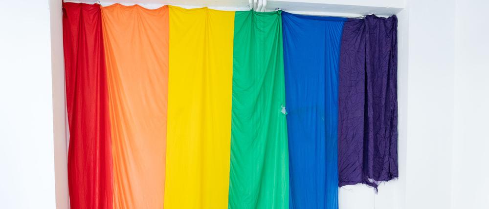 Regenbogenvorhang aus dem QueerMuzeum Warschau. 