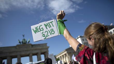 Jahrzehntelanger Protest: Im Herbst 2023 demonstrieren Aktivisten in Berlin gegen das Abtreibungsverbot.