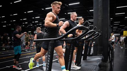 Das Fitnessstudio ist für Sporttreibende oft der bevorzugte Ort. Dieser birgt aber besonders viele Verletzungsrisiken.  