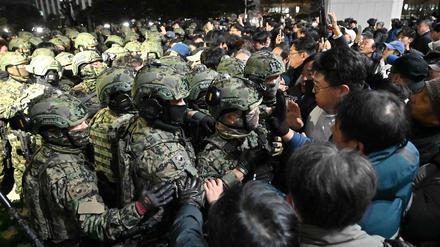 Demonstranten versuchen, das Parlament in Seoul zu stürmen.