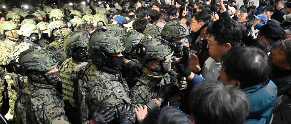 Schwer bewaffnete Truppen stürmten das Parlamentsgebäude in Seoul.