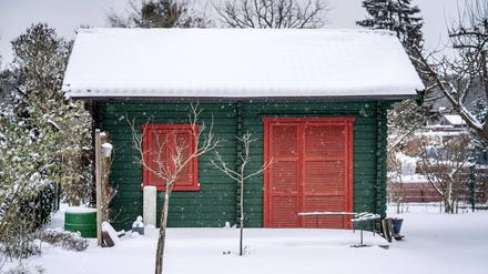 Eine Gartenlaube im Grunewald ist von Schnee bedeckt (Archivfoto).