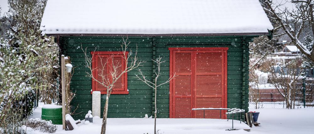 Eine Gartenlaube im Grunewald ist von Schnee bedeckt (Archivfoto).