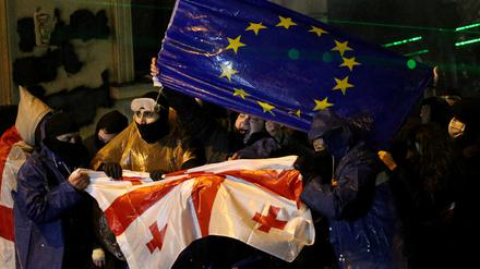 In Georgien gehen Menschen auf die Straße und protestieren gegen das Wahlergebnis. 