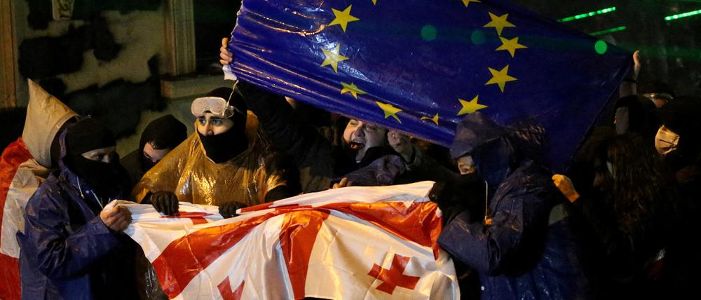 In Georgien gehen Menschen auf die Straße und protestieren gegen das Wahlergebnis.