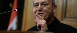 Der langjährige Bundestagsabgeordnete Gregor Gysi ist wieder Direktkandidat für den Berliner Wahlkreis Treptow Köpenick.