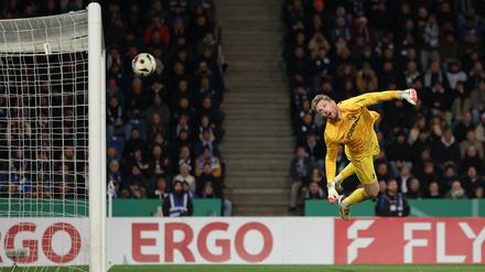 Sehenswertes Tor: Christopher Lannert trifft gegen Torwart Florian Müller zum 1:0 für Bielefeld.