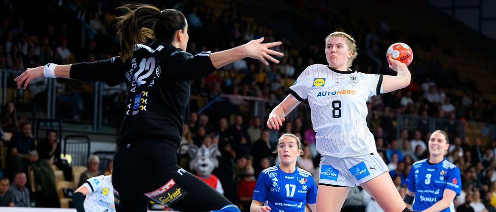 Die deutschen Handballerinnen stehen nach dem Sieg gegen Island in der EM-Hauptrunde.