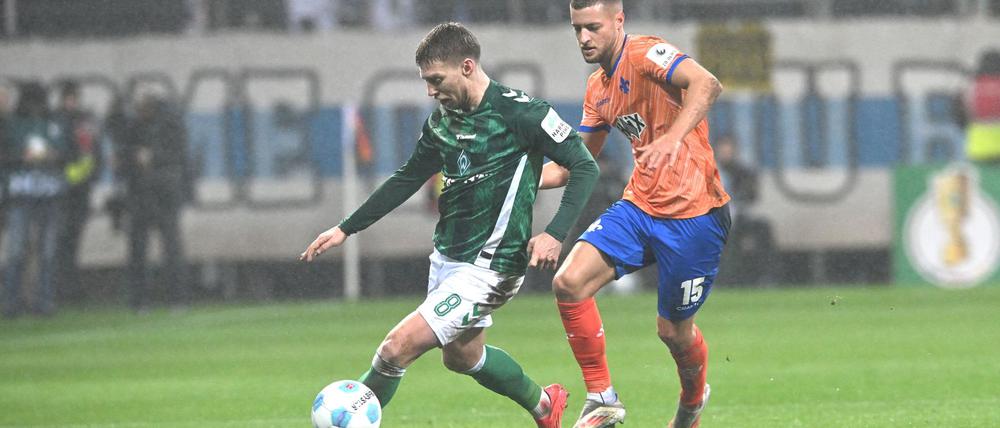 Werder und Mitchell Weiser (l) taten sich schwer gegen die Hessen.