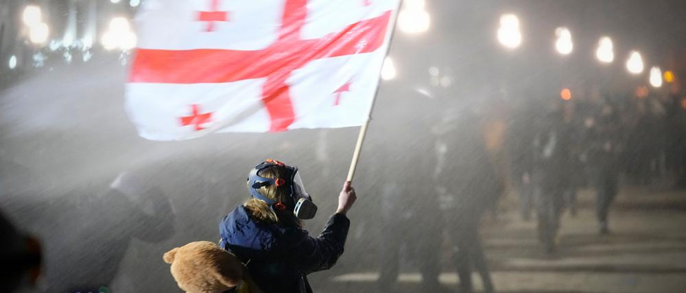 Die gewaltsamen Proteste in Georgien gegen eine Entscheidung der Regierung halten an.