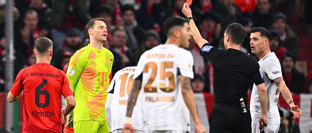 Manuel Neuer (2.v.l.) sieht die erste Rote Karte seiner Karriere.