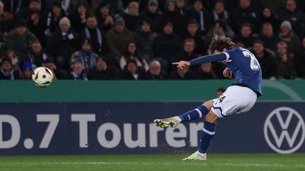 Traumtor aus der Distanz: Christopher Lannert trifft zum 1:0 für Bielefeld.