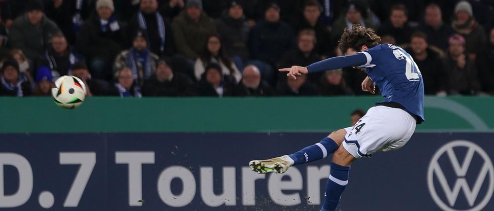 Traumtor aus der Distanz: Christopher Lannert trifft zum 1:0 für Bielefeld.