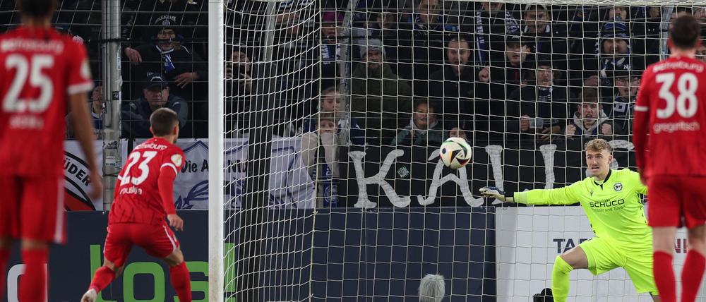 Wieder nicht drin: Florent Muslija verschießt den nächsten Freiburger Elfmeter.