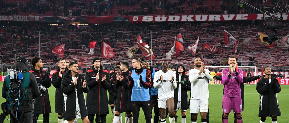 Leverkusens Sieger feiern nach dem Erfolg in München.