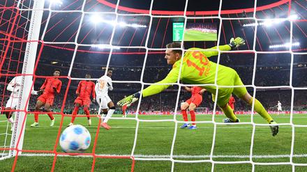Nix mit Berlin. Leverkusens Nathan Tella (M.) erzielt das Tor zum 1:0 gegen Münchens Torwart Daniel Peretz. 