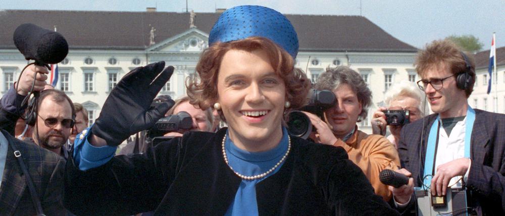 Verkleidet als Königin Beatrix winkt der deutsche Komiker und Showmaster Hape Kerkeling vor Schloss Bellevue für die Presse. (Archivfoto von 1991)