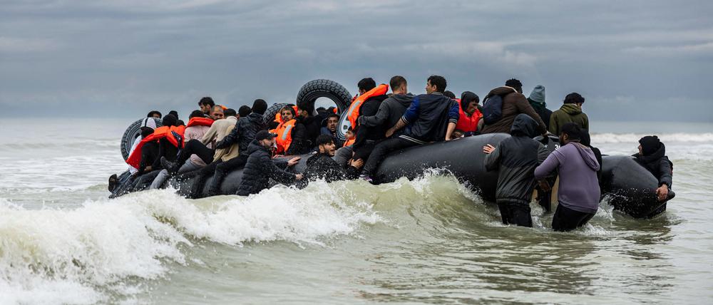 Migranten besteigen das Schlauchboot eines Schmugglers und versuchen, den Ärmelkanal zu überqueren. (Archivbild)