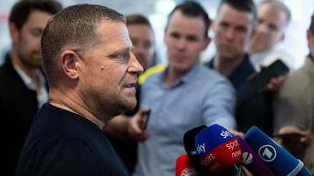 Bayerns Sportvorstand Max Eberl (l) kann im Gespräch mit Reportern auch mal verbal austeilen.