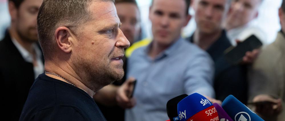 Bayerns Sportvorstand Max Eberl (l) kann im Gespräch mit Reportern auch mal verbal austeilen.